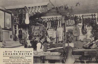 Johann Reiter, fabricante e reparador de instrumentos de corda, Mittenwald, Baviera (foto a p/b) de Photographer German