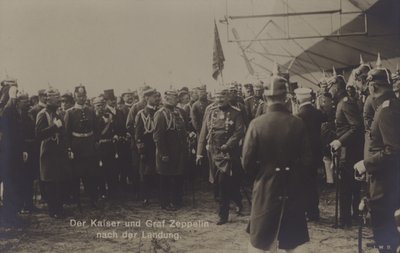 Kaiser Wilhelm II e o construtor alemão Graf Ferdinand von Zeppelin após a aterragem de um dos dirigíveis da Zeppelin (foto a p/b) de Photographer German