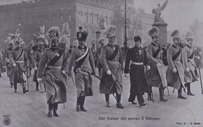 Kaiser Wilhelm II da Alemanha e seus seis filhos em uniforme militar (foto a p/b) de Photographer German