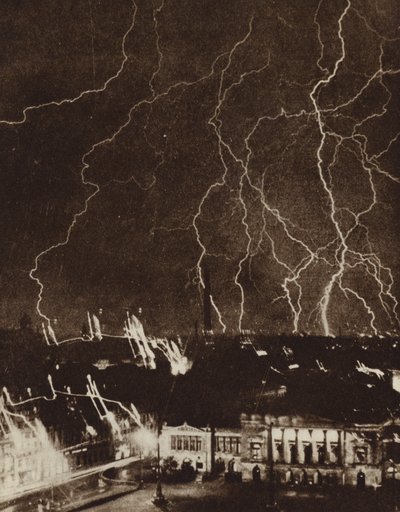 Relâmpagos sobre a cidade de Leipzig, Alemanha, durante uma trovoada (foto a p/b) de Photographer German