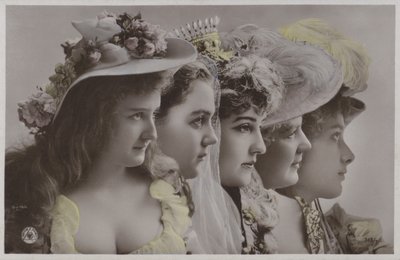 Linha de mulheres em vestido histórico (foto a cores) de Photographer German