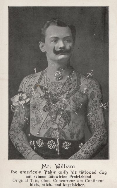Sr. William, o Fakir americano com o seu cão tatuado (foto a p/b) de Photographer German