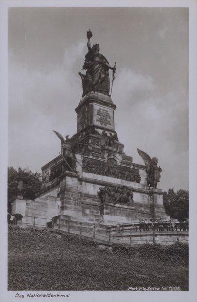 Nationaldenkmal, monumento comemorativo da unificação da Alemanha, Rudesheim am Rhein, Hesse (foto a p/b) de Photographer German