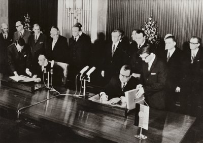 Em 26 de Maio de 1972 foi assinado o Tratado de Trânsito, o primeiro tratado estatal entre a República Democrática Alemã e a República Federal da Alemanha, na capital da RDA, Berlim (foto a p/b). de Photographer German