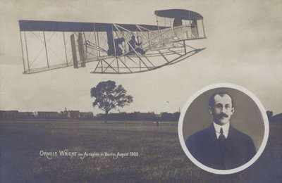 Orville Wright pilotando seu avião em Berlim, agosto de Photographer German