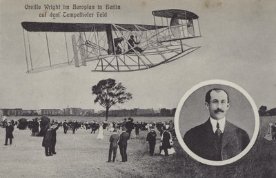 Orville Wright pilotando seu avião sobre o aeródromo de Temelhof, Berlim (foto a p/b) de Photographer German
