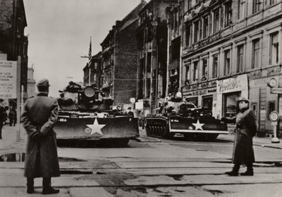 Entre 24 e 28 de Outubro de 1961 foram iniciadas provocações particularmente graves quando soldados norte-americanos fortemente armados, apoiados por tanques, violaram repetidamente a fronteira estatal da República Democrática Alemã (foto a p/b). de Photographer German