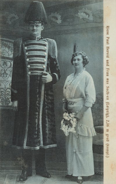 Paul Herold, gigante alemão, e sua esposa (foto a p/b) de Photographer German