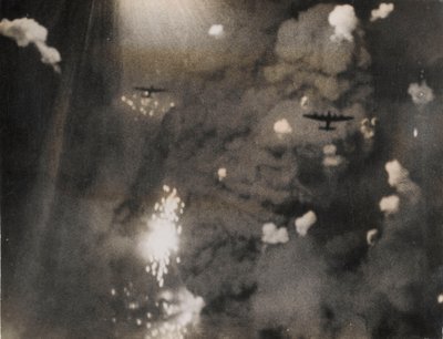 Fotografia tirada quando os Lancasters da Royal Air Force atacaram Dresden (foto a p/b) de Photographer German