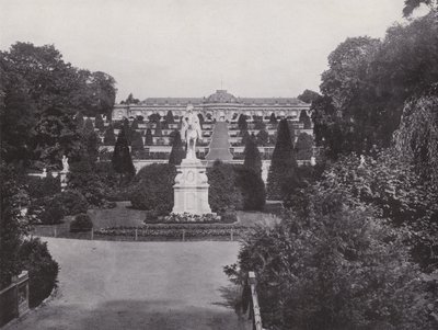 Potsdam, Monumento a Frederico o Grande e Vista do Palácio de Sanssouci (foto a p/b) de Photographer German