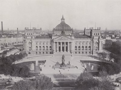 Edifício Reichstag e Monumento Bismarck (foto a p/b) de Photographer German