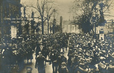 As tropas alemãs que regressam marchando sobre Unter den Linden, Berlim, Dezembro de 1918 (foto a p/b) de Photographer German