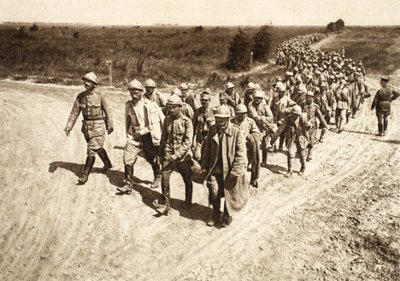 Prisioneiros romenos chegam da batalha em Focsani (foto a p/b) de Photographer German