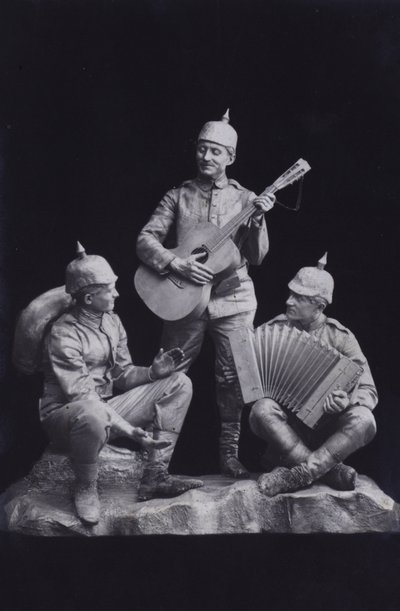 Escultura representando um grupo de soldados alemães da Primeira Guerra Mundial tocando música (foto a p/b) de Photographer German