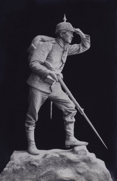 Escultura de um soldado alemão da Primeira Guerra Mundial olhando para o outro lado do campo de batalha (foto a p/b) de Photographer German