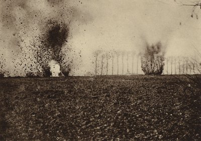 Conchas explodindo em frente a St Vaast Wood, perto de Arras, França, Primeira Guerra Mundial de Photographer German