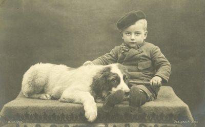 Menino pequeno com o seu cão (foto a p/b) de Photographer German