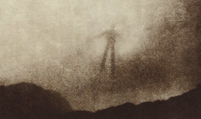Espectro do Brocken nas montanhas Harz da Alemanha, fotografado pela primeira vez (foto a p/b) de Photographer German
