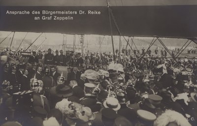 Discurso do prefeito Dr. Reike ao construtor alemão Graf Ferdinand von Zeppelin (foto a p/b) de Photographer German