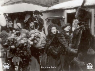 Fotograma do filme "A Imperatriz Escarlate" com Marlene Dietrich de Photographer German