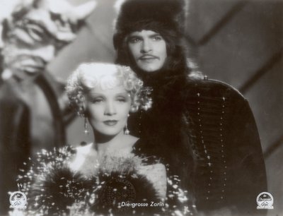 Fotograma do filme "A Imperatriz Escarlate" com Marlene Dietrich e John Lodge de Photographer German