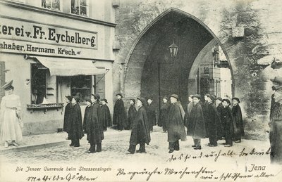Coro de estudantes cantando nas ruas de Jena, Alemanha (foto a p/b) de Photographer German