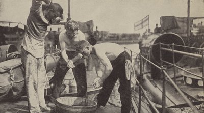 A lavagem diária a bordo de um barco torpedo alemão (foto a p/b) de Photographer German
