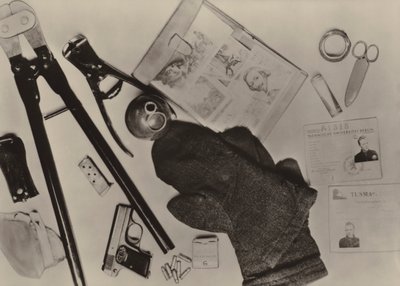 O equipamento pertencente ao terrorista Wohlfarth que em 9 de Dezembro de 1961, penetrou a partir de Berlim Ocidental .... (foto a p/b) de Photographer German