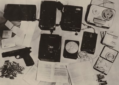 O equipamento do Sterzyk, agente do serviço secreto americano que foi preso ao tentar fazer o reconhecimento .... (foto a p/b) de Photographer German