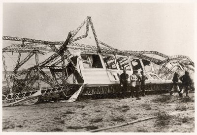 As ruínas do Zeppelin LZ10 "Schwaben" após sua destruição em 28 de junho de 1912 (foto a p/b) de Photographer German