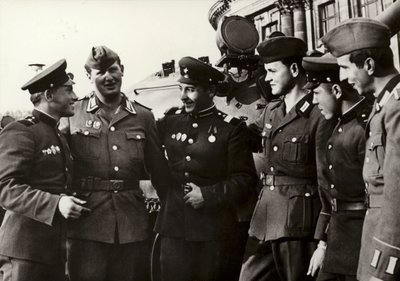 Os soldados do Exército Popular Nacional mantêm uma estreita amizade com os soldados do Exército Soviético (foto a p/b) de Photographer German