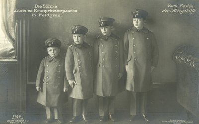 Os filhos do Príncipe Herdeiro Wilhelm da Alemanha em uniforme militar (foto a p/b) de Photographer German