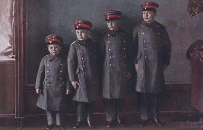 Os filhos do Príncipe Herdeiro Wilhelm da Alemanha em uniforme militar (foto) de Photographer German