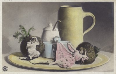 Meninas minúsculas em uma bandeja de louça (foto colorida) de Photographer German