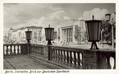 Vista do Deutschen Sporthalle, Stalinallee, Berlim Oriental, c1950s (foto a p/b) de Photographer German