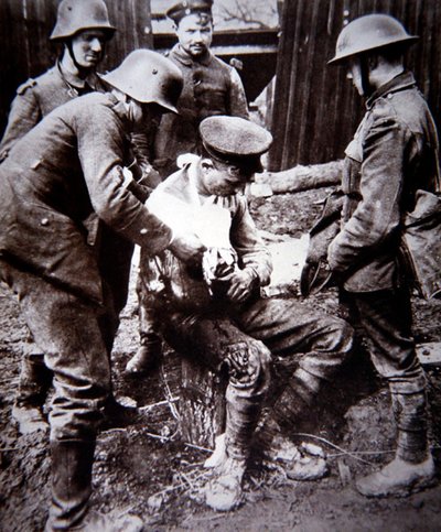 Médico ordenança alemã da Primeira Guerra Mundial a cuidar de um soldado britânico ferido na Frente Ocidental de Photographer German