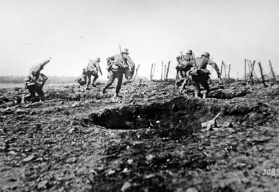 Os tropas alemãs da I Guerra Mundial avançam em Sedan com sacos de granadas pendurados no pescoço, Frente Ocidental de Photographer German