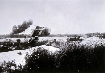 Trovadores alemães da I Guerra Mundial armados com lança-chamas avançam, apoiados por um tanque Mark IV britânico capturado de Photographer German