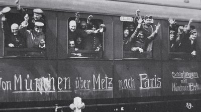 Tropas alemãs da Primeira Guerra Mundial partem para a frente de uma carruagem ferroviária com a mensagem "De Munique via Metz para Paris", Setembro de 1914 (foto a p/b) de Photographer German