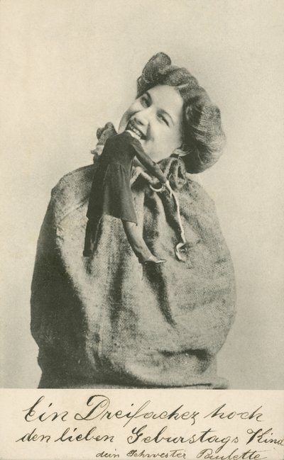 Mulher a morder a cabeça de uma boneca (foto a p/b) de Photographer German