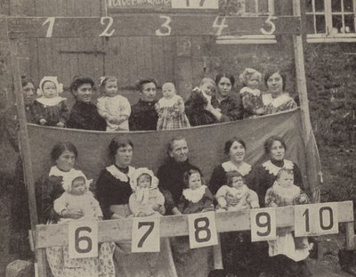 Mulheres e crianças do norte da França ocupado posando para uma fotografia alemã (foto a p/b) de Photographer German