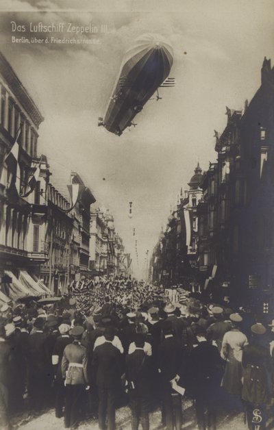 Zeppelin LZ III voando sobre a Friedrichstrasse, Berlim (foto a p/b) de Photographer German
