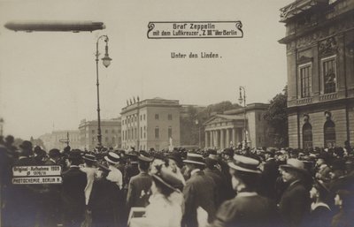 Zeppelin LZ III sobrevoando Unter den Linden, Berlim de Photographer German