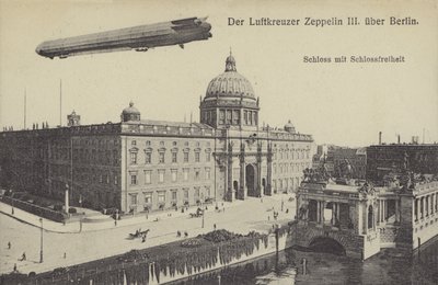 Zeppelin LZ III sobrevoando o Palácio da Cidade, Berlim (foto a p/b) de Photographer German