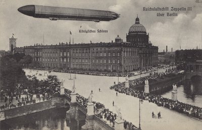 Zeppelin LZ III sobrevoando o Palácio da Cidade, Berlim (foto a p/b) de Photographer German