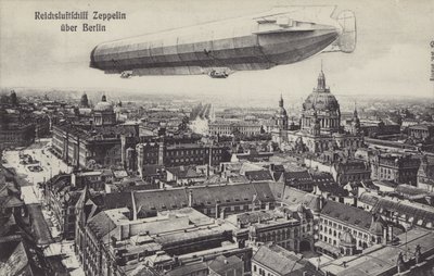 Aeronave Zeppelin sobrevoando Berlim (foto a p/b) de Photographer German
