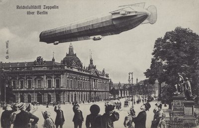 Aeronave Zeppelin sobrevoando Berlim (foto a p/b) de Photographer German