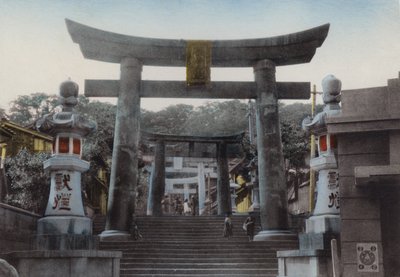 Japão, c.1912: Grande Torii no Santuário de Suwa, Nagasaki (foto) de Photographer Japanese