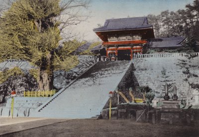 Japão, c.1912: Templo Hachiman, dedicado ao deus da guerra fundado no final do século 12, Kamakura (foto) de Photographer Japanese
