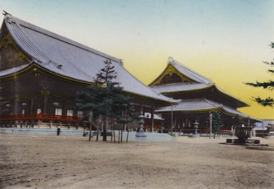 Japão, c.1912: Templo Higashi Honganji, Kyoto; É o maior e mais caro templo do Japão (foto) de Photographer Japanese